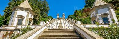 Concelho ou município) du portugal, située dans le district de braga, la subrégion cávado et la région nord.braga est la capitale de la province historique du minho, et celle de la grande zone métropolitaine (grande area metropolitana do minho) qui compte environ 814 000 habitants [réf. Visit Braga Guimaraes Portugal Tailor Made Vacations Audley Travel